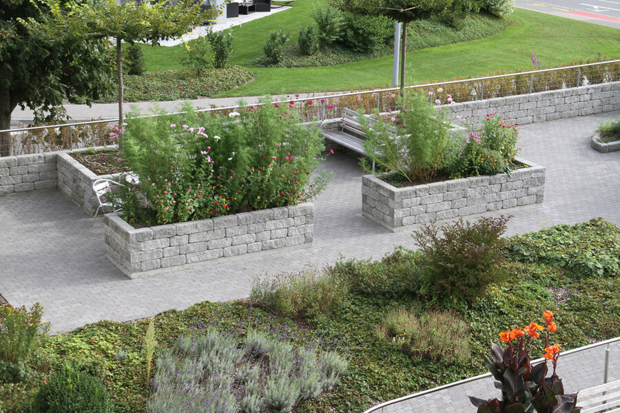 gartenanlage_mit_pflanzbeeten_hochbeet_aus_santuro_mauerstein_creabeton
