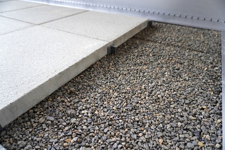 Betonplatte_finalgo_vakuum_von_Creabeton_auf_slpittplanie_mit_fugenkreuze_und_zprofil_im_randbereich