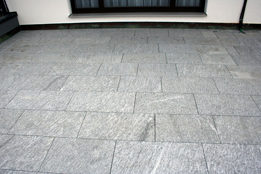 terrassenbelag_aus_natursteinplatten