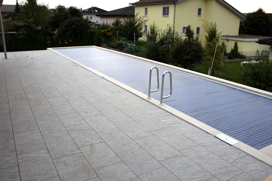 natursteinplatten_verlegt_vor_pool_mit_poolabdeckung