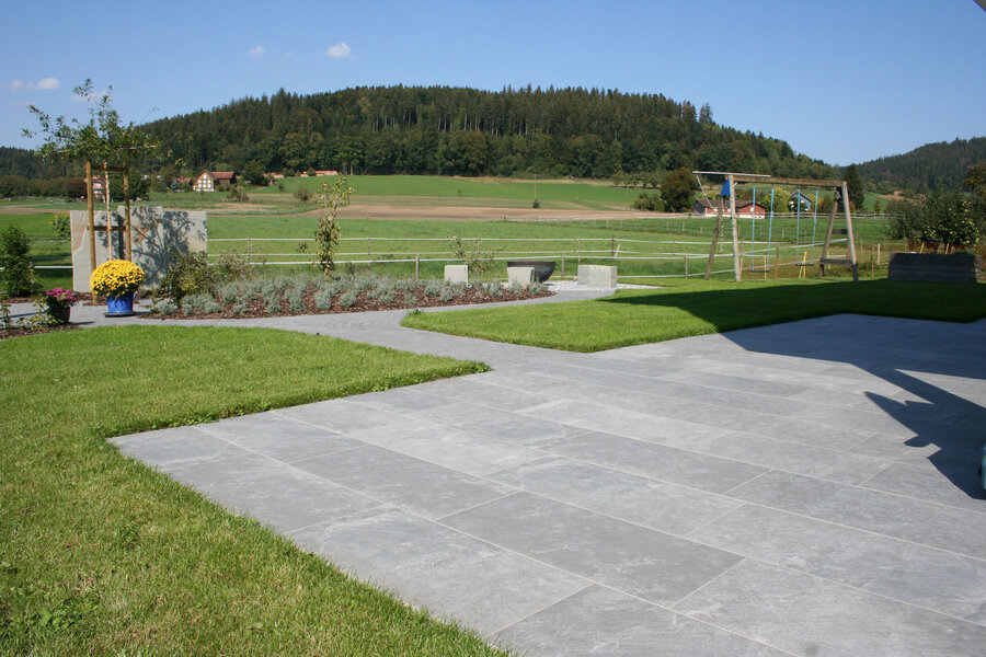 feinsteinplatten_ausgefugt_mit_grauer_oberfläche_als_sitzplatz