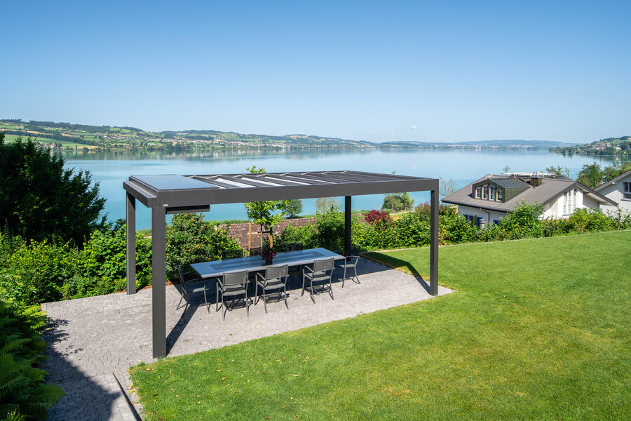 garten_mit_terrasse_und_ausblick_auf_see_und_pavillon