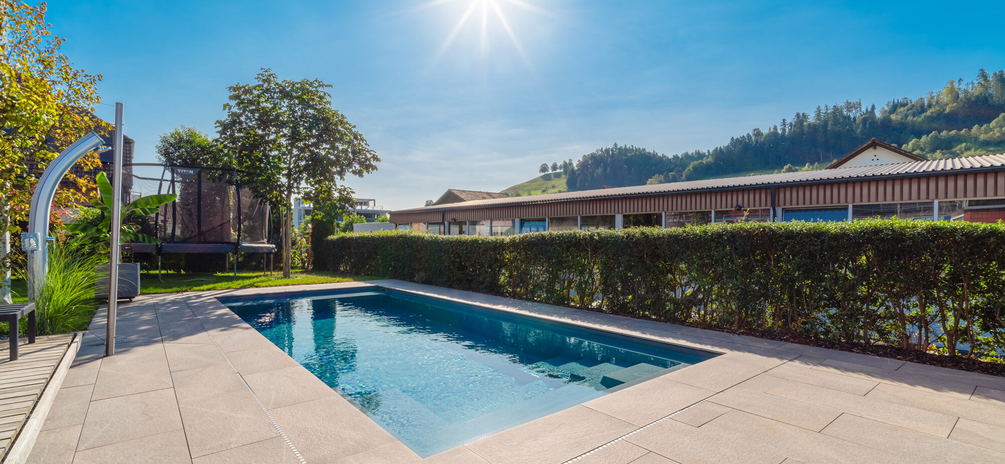 garten_mit_pool_und_trampolin_und_bodenplatten_azs_feinsteinplatten