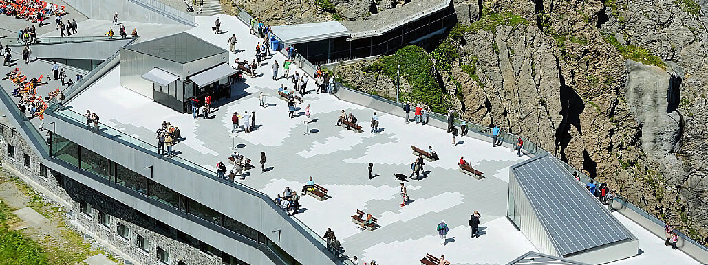 terrasse_pilatus_betonplatten_mit_drachen_muster_verlegt_vor_bergkulisse