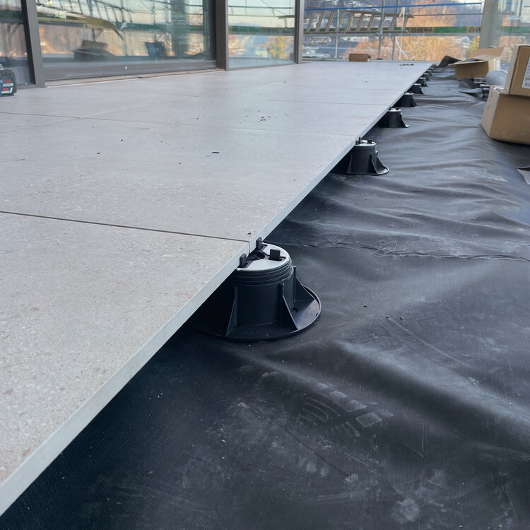 terrasse_mit_feinsteinplatten_auf_stelzlager_eterno