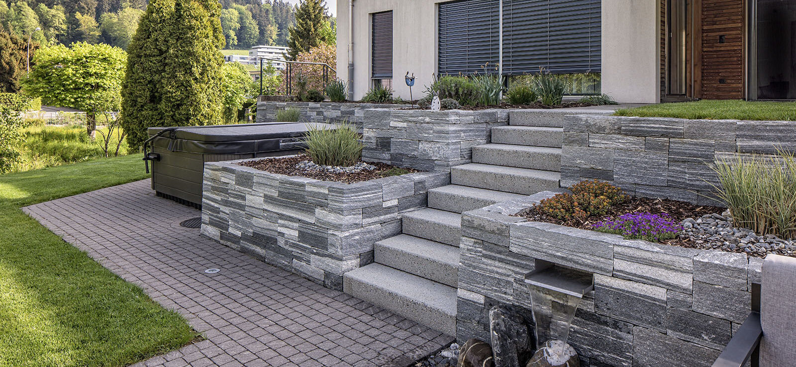 Garten_mit_Natursteinmauer_Steinmauer_und_Sitzplatz_gestaltet_von_Stefan_Marti_Garten_AG